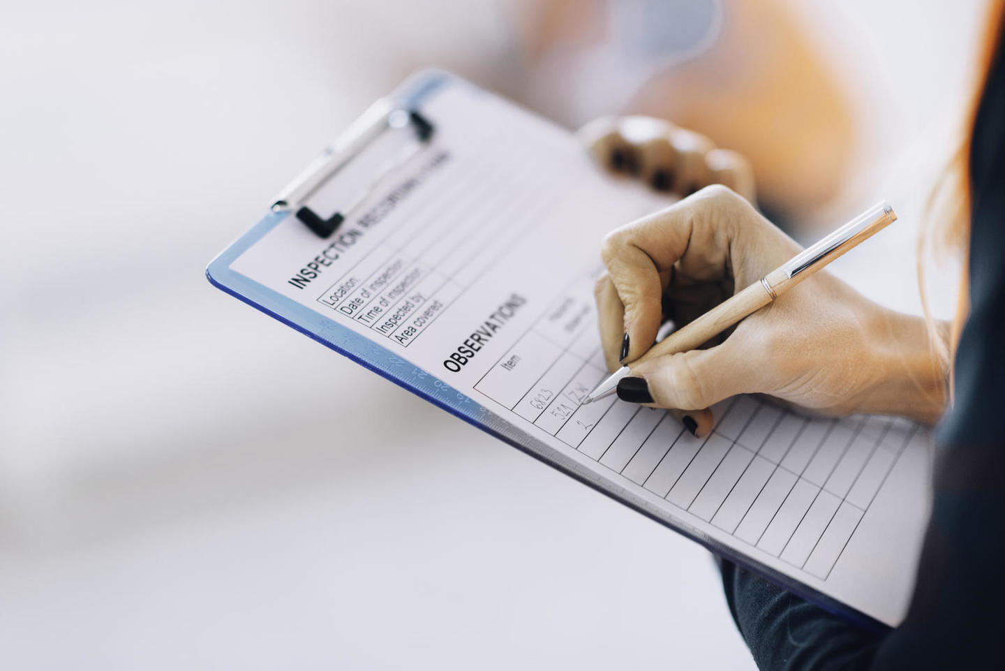 pessoa a preencher ficha de fiscalização