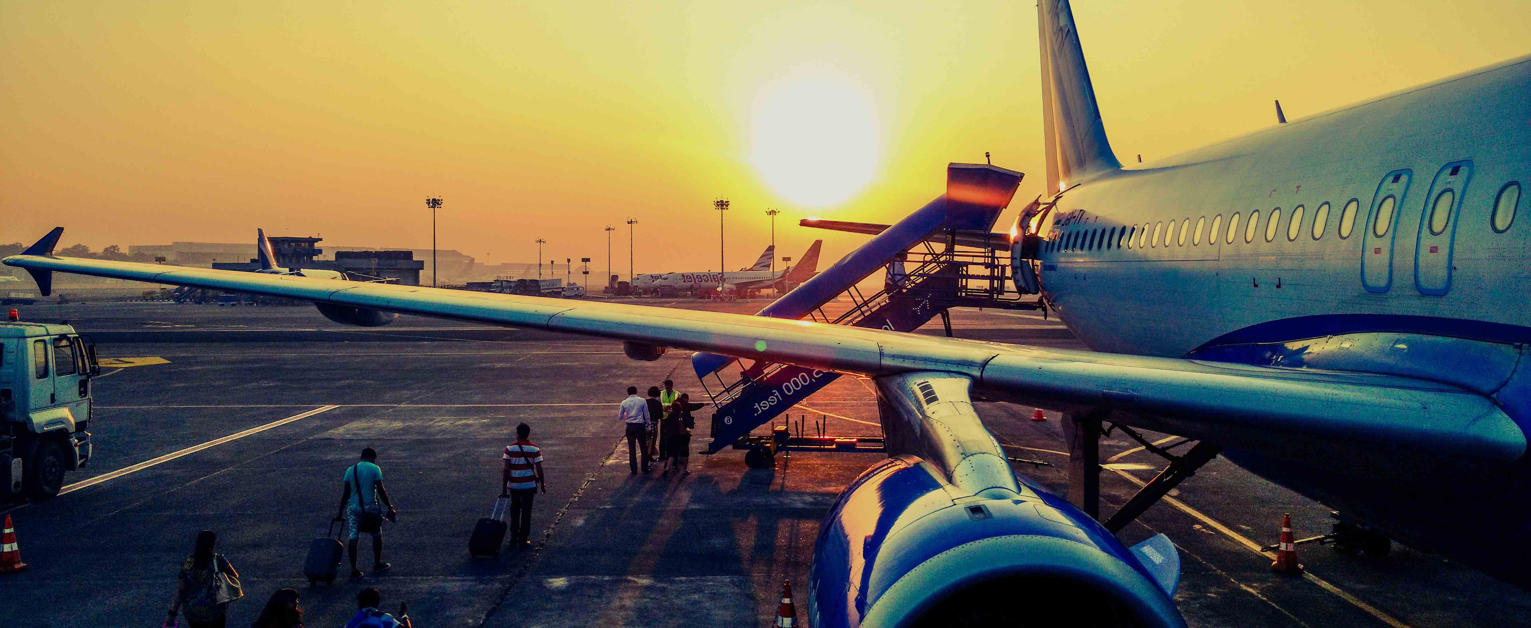 Aeroporto com vista para o pôr do sol